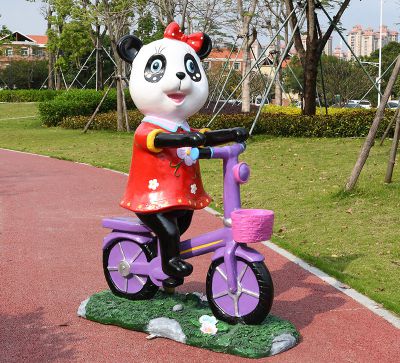 公园草坪卡通彩绘骑车熊猫玻璃钢雕塑