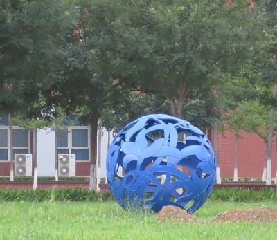 草坪广场创意抽象蓝色镂空球雕塑