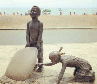 海边抬石头的小孩景观铜雕儿童雕塑