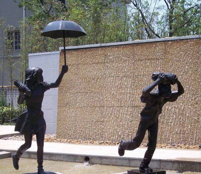 公园躲雨的小男孩和打伞的小女孩人物小品铜雕儿童雕塑