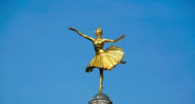 广场跳芭蕾舞的西方女人景观玻璃钢镀金雕塑