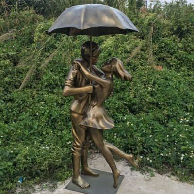 拥抱的情侣玻璃钢人物雕塑