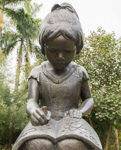 户外公园创意不锈钢仿铜小女孩看书雕塑