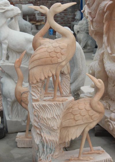 晚霞红石雕公园创意仙鹤雕塑
