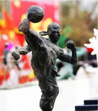 广场踢足球的运动人物铜雕