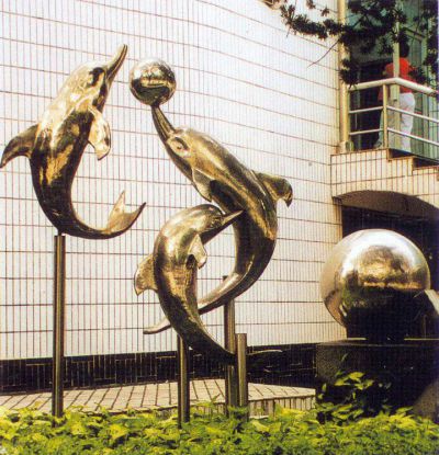 小区摆放三只黄铜海豚雕塑