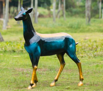 玻璃钢彩绘一只母鹿在草坪上站着的梅花鹿雕塑