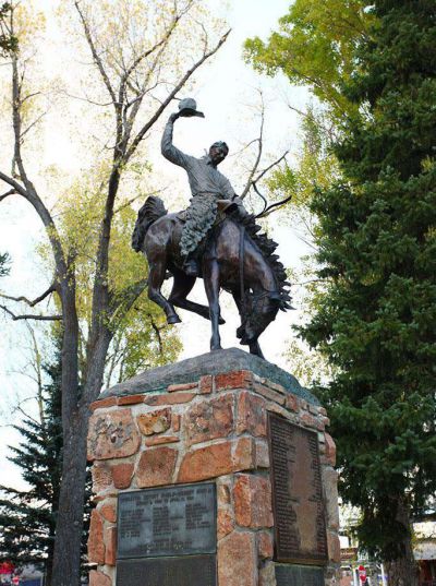 公园铜铸少数民族人物景观骑马雕塑