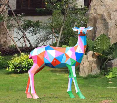 公园玻璃钢彩绘独自行走的母鹿雕塑