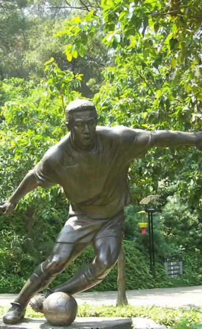 踢球，铸铜运动人物雕塑