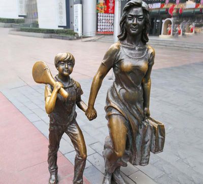 景区街道铜铸和妈妈一起购物的母子雕塑