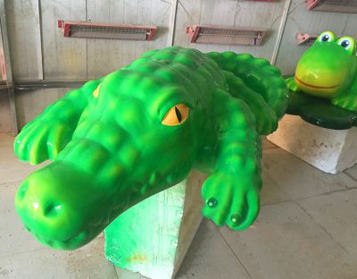 游乐场摆放的玻璃钢卡通鳄鱼雕塑