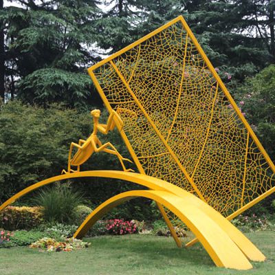 公园摆放的金色站在桥上玻璃钢创意螳螂雕塑