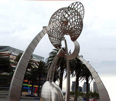 广场摆放的不锈钢镂空海螺雕塑