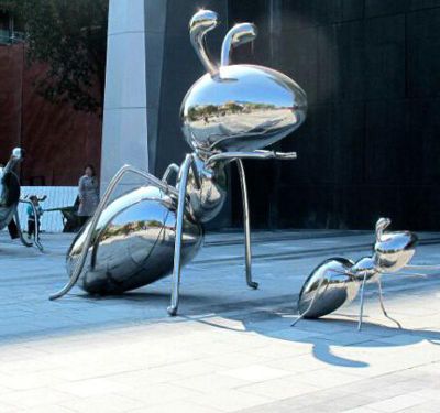 景区花园广场摆放一大一小创意不锈钢蚂蚁雕塑