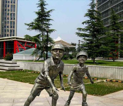 城市公园摆放滑旱冰的男孩人物铸铜雕塑