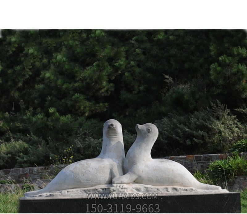 街道上摆放的拥抱的汉白玉石雕创意海豹雕塑