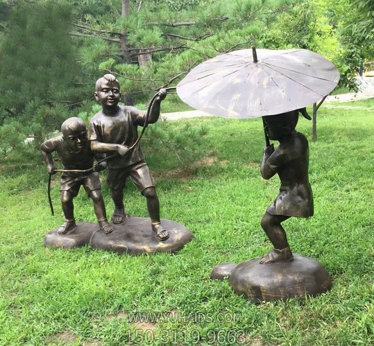 户外景区铜雕玩水的儿童雕塑