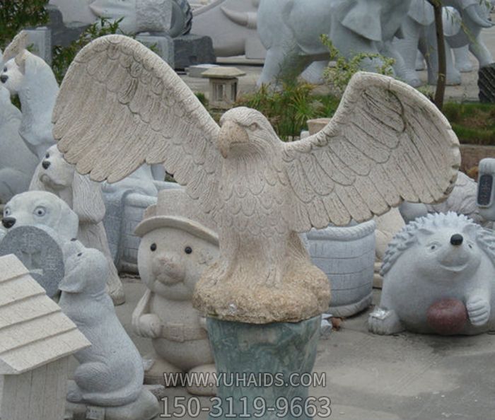 动物园一只飞翔的石雕老鹰雕塑