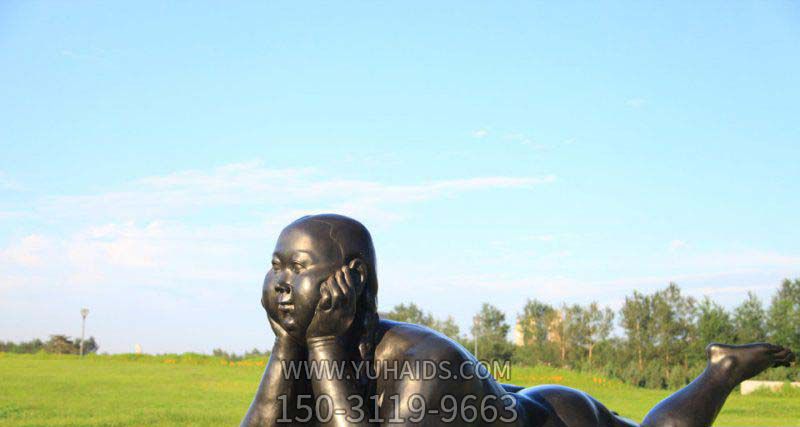 女孩雕塑-公园户外草坪趴着托腮的胖女孩雕塑