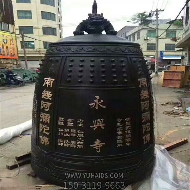 铸铁禅院摆放铜钟雕雕塑