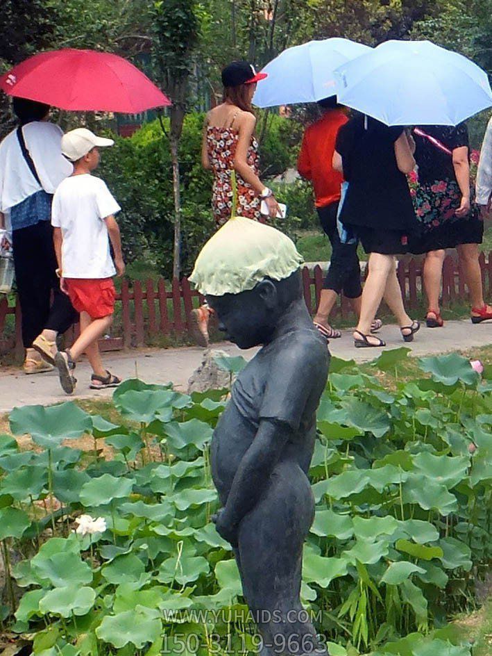 景区公园撒尿的儿童雕塑