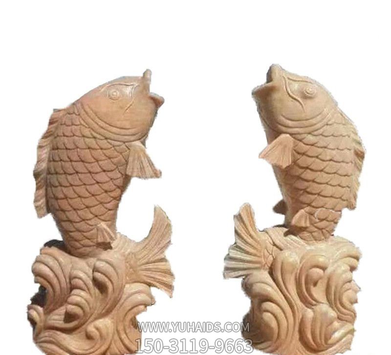 景区摆放的两只相对的黄蜡石石雕喷水雕塑