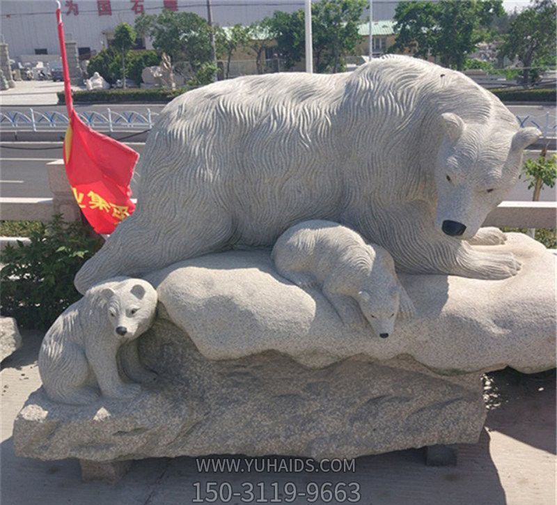 街道边公园里摆放的一大两小玻璃钢创意北极熊雕塑