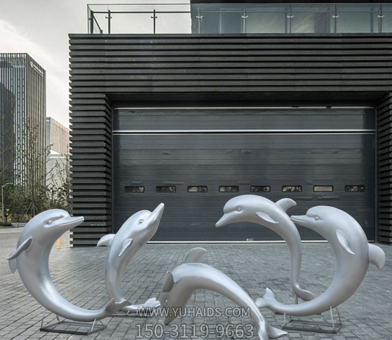 动物园摆放五只不锈钢海豚雕塑