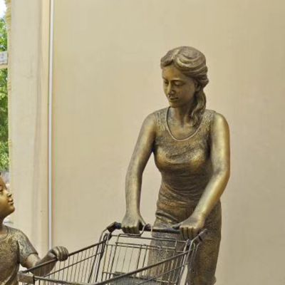 铜雕户外园林景观推购物车的人物雕塑