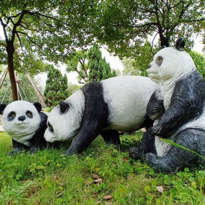玻璃钢熊猫雕塑，园林草丛动物摆件