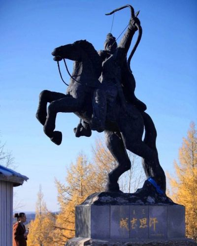 景区园林大型铜雕骑马射箭的成吉思汗雕塑