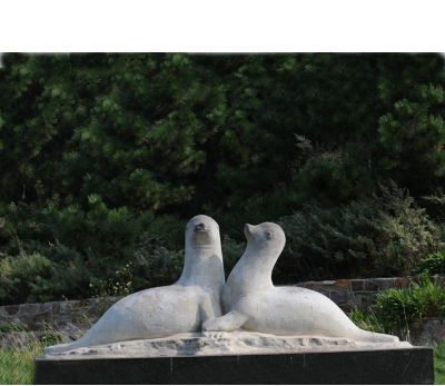 街道上摆放的拥抱的汉白玉石雕创意海豹雕塑