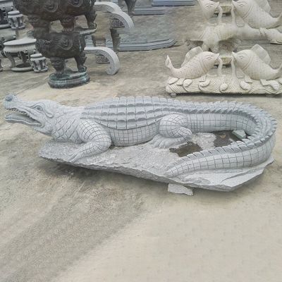 动物园户外水池摆放青石雕刻鳄鱼雕塑