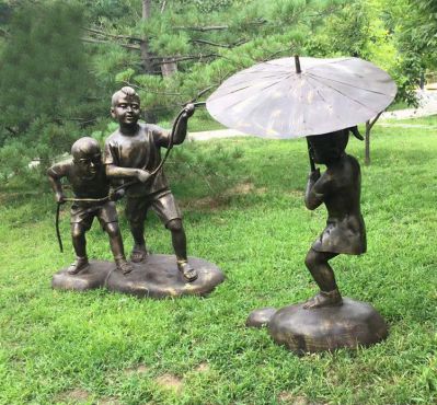 户外景区铜雕玩水的儿童雕塑