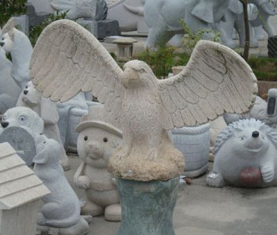 动物园一只飞翔的石雕老鹰雕塑