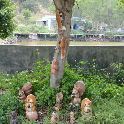 园林一群爬树和吃松子的玻璃钢松鼠雕塑
