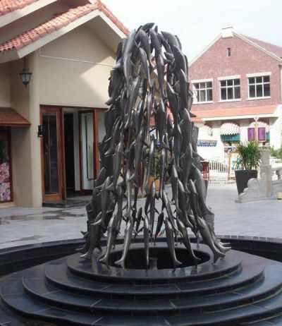 广场摆放的多鱼不锈钢镂空喷水雕塑
