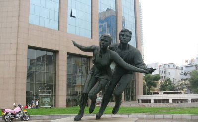 城市花园广场双人滑冰人物玻璃钢仿铜雕