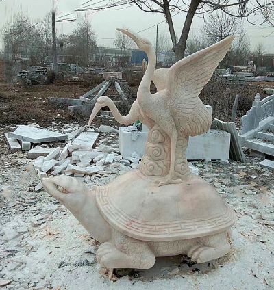 景区创意黄蜡石站着乌龟背上的鹤雕塑
