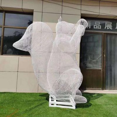 户外大型金属镂空网格松鼠雕塑