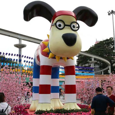 景区大型玻璃钢彩绘卡通狗雕塑