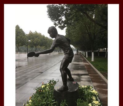 公园街道旁乒乓球运动员玻璃钢仿铜雕塑