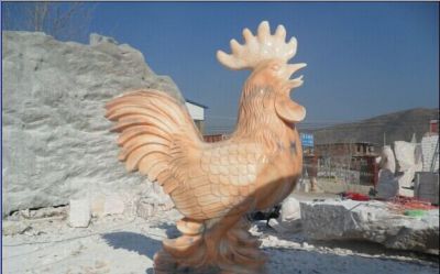 广场景区摆放的花岗石创意鸡雕塑