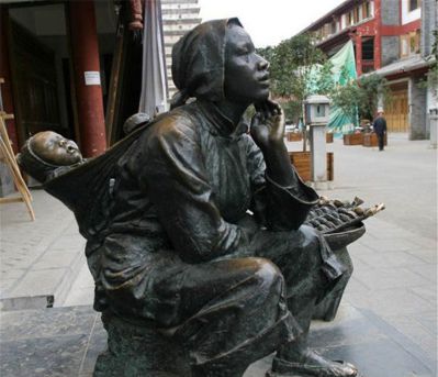 街边创意铜雕坐在竹楼里的母子雕塑