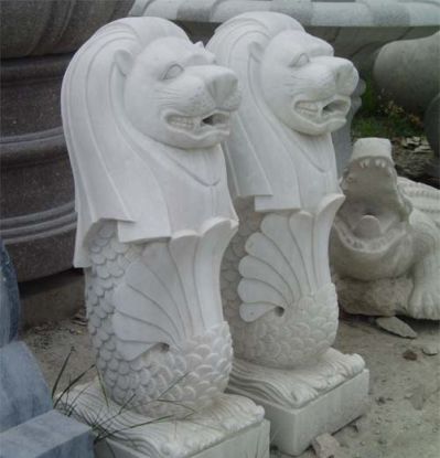 水池边摆放的青石石雕 创意鱼尾狮雕塑
