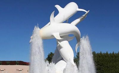 喷泉里跳跃几只白色海豚雕塑
