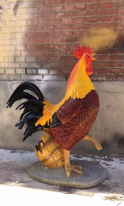 草地上摆放骄傲的玻璃钢彩绘鸡雕塑