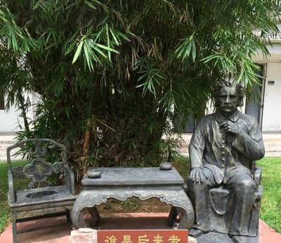 校园名人铜雕树下休息的爱因斯坦雕塑