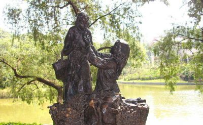 公园喂母亲吃荔枝的铜雕女孩雕塑